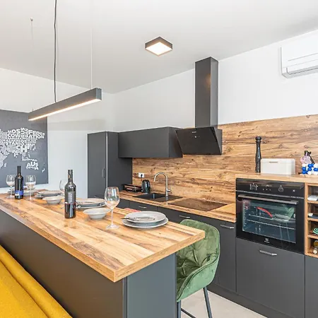1 Bedroom In Apartment *