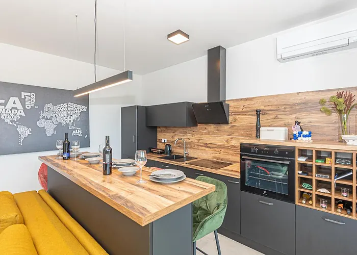 1 Bedroom In דירה *