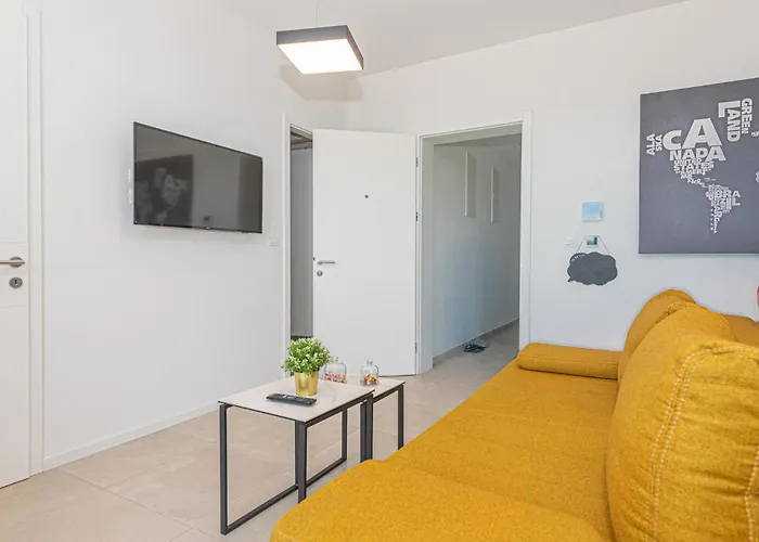 1 Bedroom In דירה