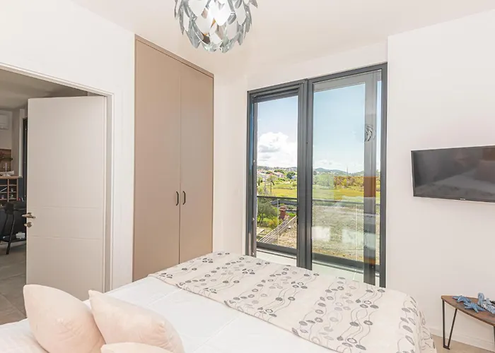 1 Bedroom In דירה *